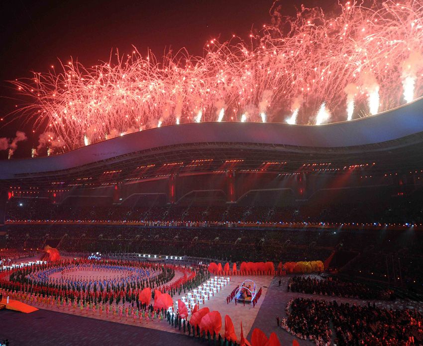 The closing ceremony of the Guangzhou 2010 Asian Para Games is held at Aoti Main Stadium in Guangzhou, South China&apos;s Guangdong province, Dec 19, 2010. [Photo/Xinhua]