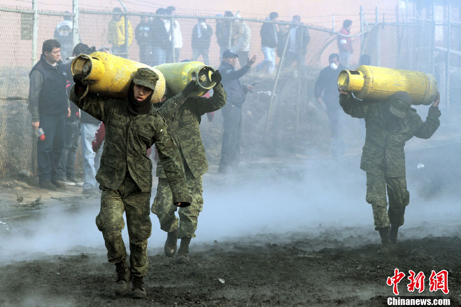 Fuel thieves tampering with an oil pipeline could have sparked a deadly blast in central Mexico that flooded streets with fire and killed at least 27 people before dawn on Sunday, Dec. 19, 2010.[photo/chinanews.com]