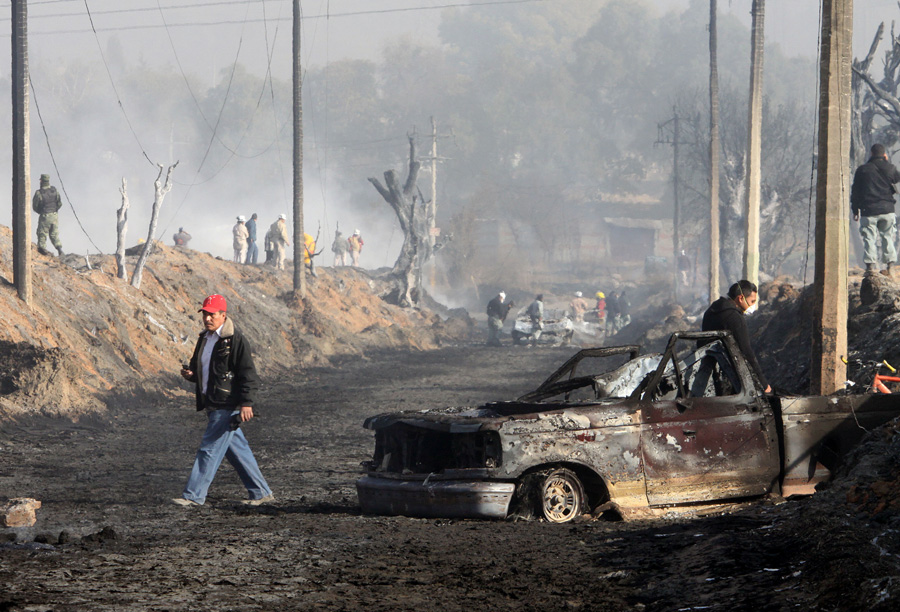 Fuel thieves tampering with an oil pipeline could have sparked a deadly blast in central Mexico that flooded streets with fire and killed at least 27 people before dawn on Sunday, Dec. 19, 2010.[photo/Xinhua] 