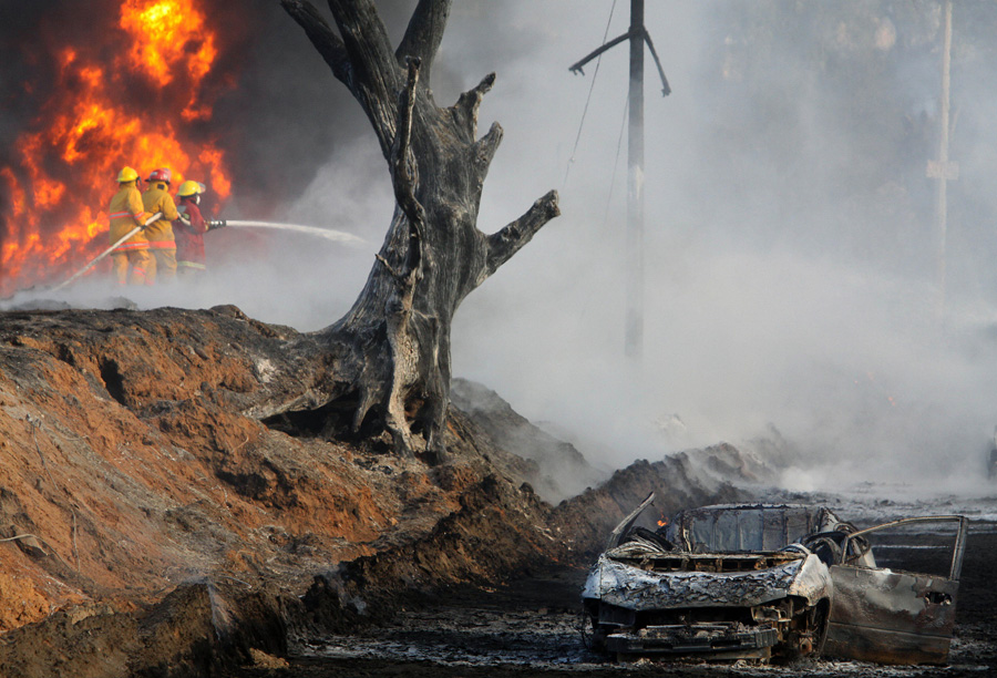 Fuel thieves tampering with an oil pipeline could have sparked a deadly blast in central Mexico that flooded streets with fire and killed at least 27 people before dawn on Sunday, Dec. 19, 2010.[photo/Xinhua] 