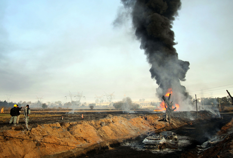 Fuel thieves tampering with an oil pipeline could have sparked a deadly blast in central Mexico that flooded streets with fire and killed at least 27 people before dawn on Sunday, Dec. 19, 2010.[photo/Xinhua] 