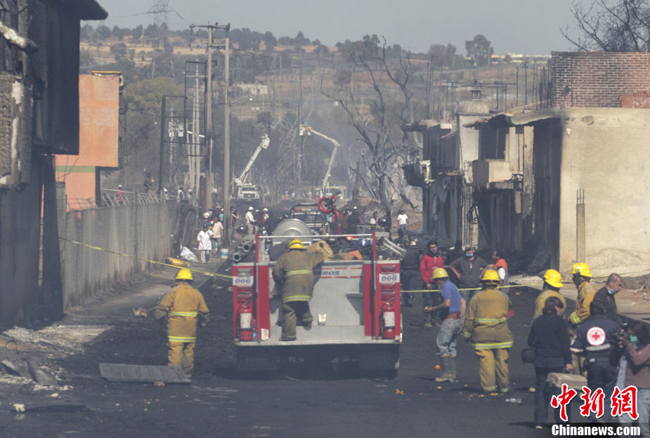 Fuel thieves tampering with an oil pipeline could have sparked a deadly blast in central Mexico that flooded streets with fire and killed at least 27 people before dawn on Sunday, Dec. 19, 2010.[photo/chinanews.com]