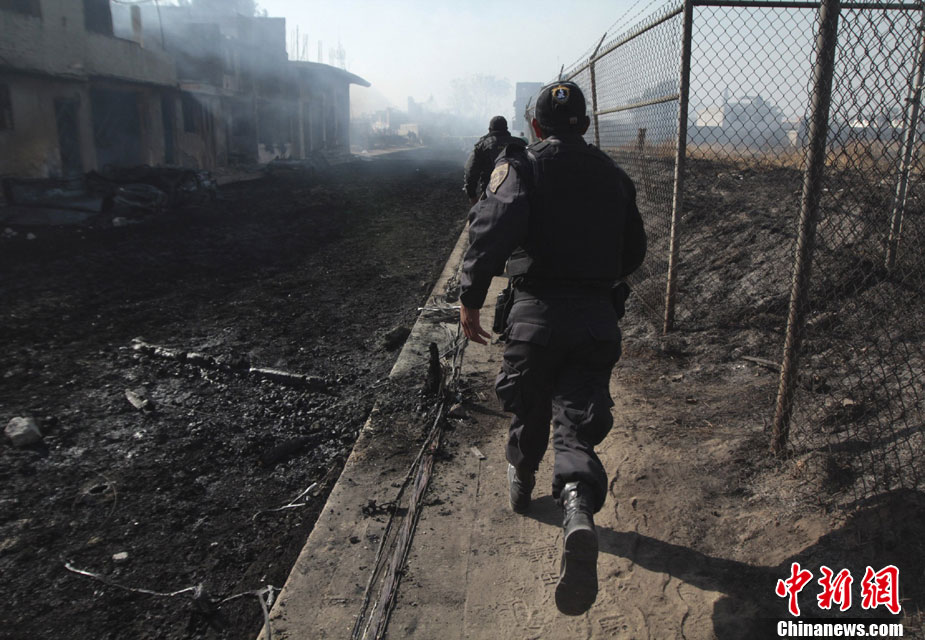 A firefighter tries to put out a fire at the area of an explosion of a Pemex pipeline in the village of San Martin Texmelucan near Puebla Dec 19, 2010. [photo/chinanews.com]