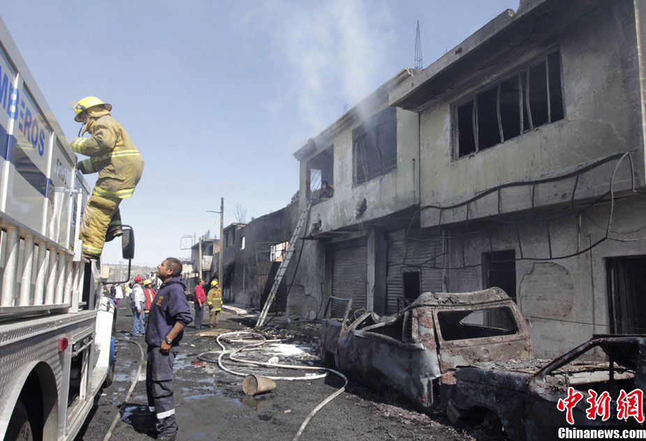 Firefighters work next to burnt cars and a house at the site of an explosion of a Pemex pipeline in the village of San Martin Texmelucan near Puebla December 19, 2010. [photo/chinanews.com]