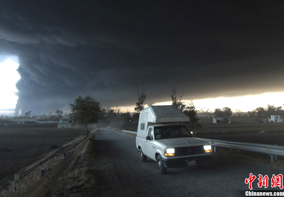 A vehicle leaves the area of an explosion of a Pemex pipeline in the village of San Martin Texmelucan near Puebla Dec 19, 2010. [photo/chinanews.com]