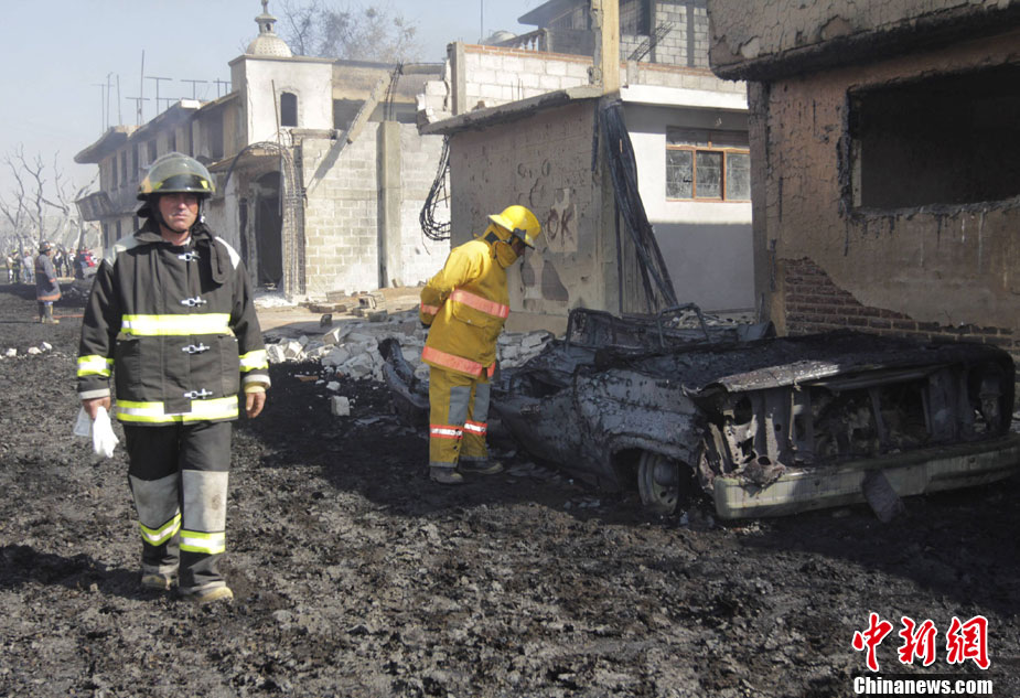 Firefighters work at the site of an explosion of a Pemex pipeline in the village of San Martin Texmelucan near Puebla Dec 19, 2010.[photo/chinanews.com]