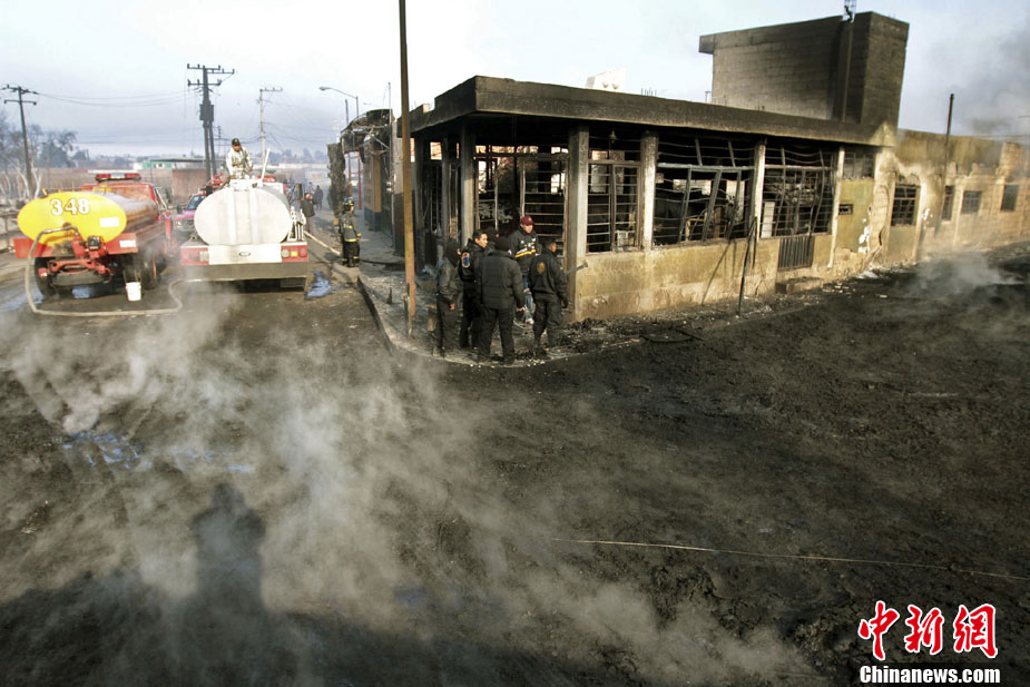 Fuel thieves tampering with an oil pipeline could have sparked a deadly blast in central Mexico that flooded streets with fire and killed at least 27 people before dawn on Sunday, Dec. 19, 2010.[photo/chinanews.com]