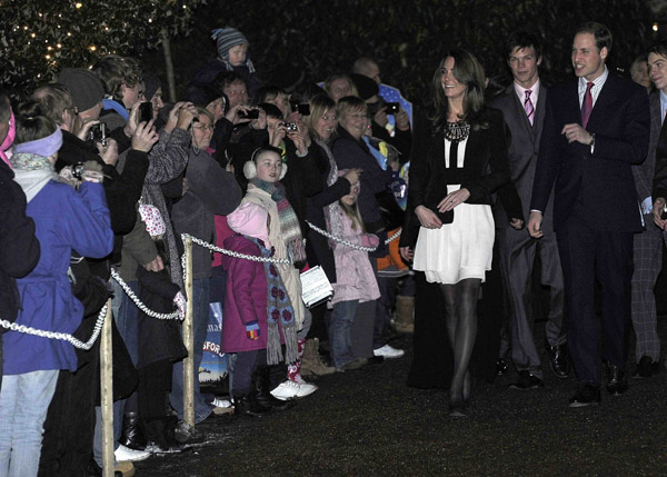 Britain&apos;s Prince William (R) and his fiancee Kate Middleton arrive at The Thursford Collection in Norfolk, England, December 18, 2010. [Xinhua/Reuters]