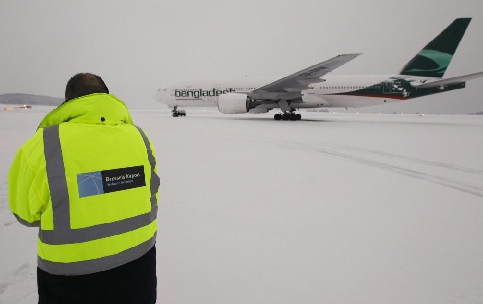 An aircraft is parked on the snow covered tarmac of Zaventem international airport near Brussels Dec 19, 2010. [China Daily/Agencies]