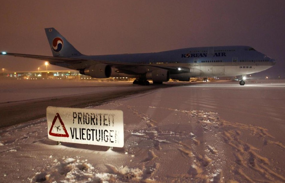 An aircraft is pictured on the snow covered tarmac of Zaventem international airport near Brussels Dec 19, 2010. Heavy snow and freezing temperatures caused travel chaos across northern Europe during the week-end, with about 1,500 passengers being stranded for the night in Brussels due to bad weather conditions. The sign reads &apos;Priority for aircrafts&apos;. [China Daily/Agencies]