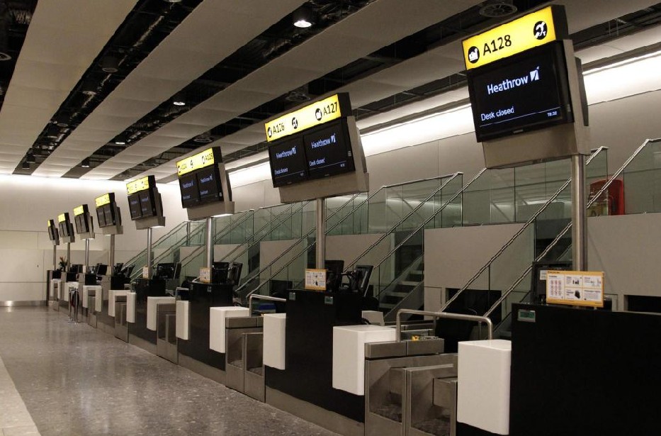 Check-in desks are empty in Terminal 4 in the afternoon, in London Dec 19, 2010.Europe saw little respite on Sunday from the Arctic conditions that closed airports and disrupted travel over the weekend before Christmas, traditionally one of the busiest times of the year.