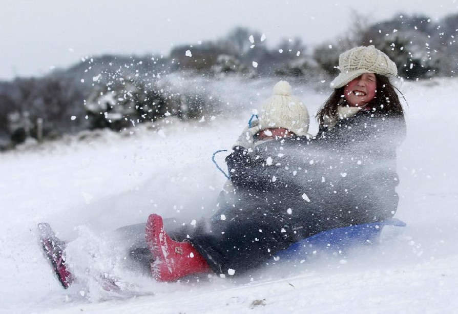 Children sledge downhill in the Chiltern Hills, northwest of London Dec 19, 2010. [China Daily/Agencies]