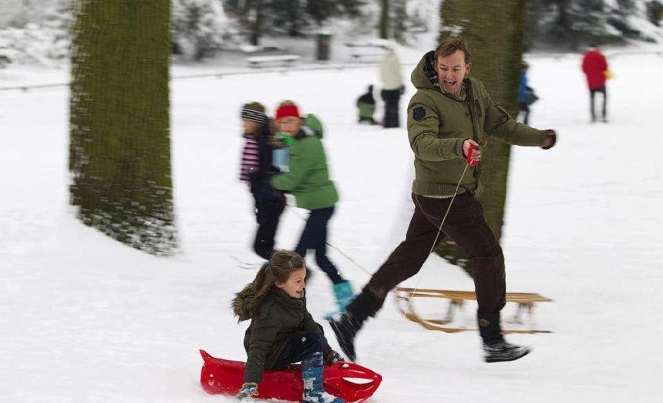 Thom van der Steen pulls his daughter Mathilde, five, on a sled in a snow-covered park in Utrecht Dec 19, 2010.[China Daily/Agencies] 