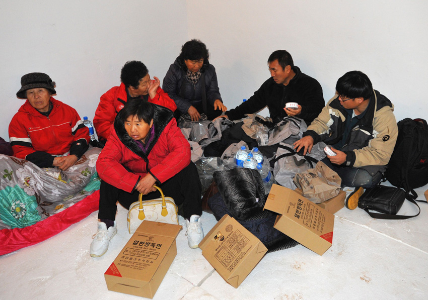  South Korean residents take a shelter on Yeonpyeong Island, South Korea, December 20, 2010. [Xinhua]