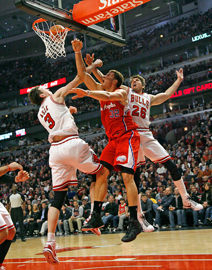  Los Angeles Clippers' Blake Griffin (center) is guarded by Chicago Bulls' Omer Asik (left) and Kyle Korver during their NBA game in Chicago on Saturday. Korver was called for a foul.