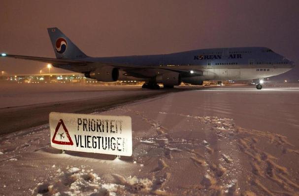 An aircraft is pictured on the snow covered tarmac of Zaventem international airport near Brussels Dec 19, 2010. Heavy snow and freezing temperatures caused travel chaos across northern Europe during the week-end, with about 1,500 passengers being stranded for the night in Brussels due to bad weather conditions. The sign reads &apos;Priority for aircrafts&apos;. [Agencies]