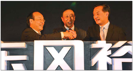 Dongfeng Chairman Xu Ping (left), Dongfeng-Yulon President Zhou Wenjie (center) and Yulon Chairman Kenneth Yan at the inauguration ceremony
