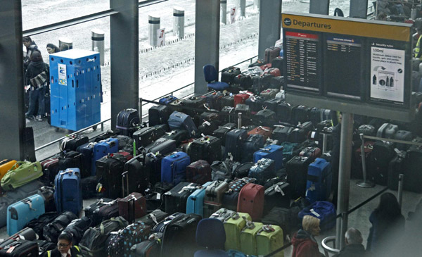 Airline passenger baggage is left in Terminal 3 at Heathrow Airport in west London December 20, 2010. [China Daily/Agencies] 