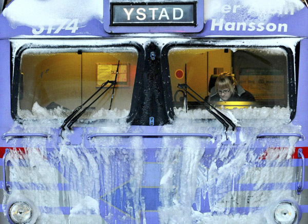 An iced-over train is seen parked in the railyard at Malmo central station December 20, 2010. [China Daily/Agencies] 