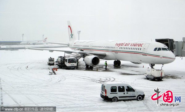 Flights are delayed and cancelled at south of Paris Orly airport because of the heavy snow. Heavy snow and frigid temperatures caused further disruption across northern Europe on Monday -- stranding travelers, snarling traffic and shutting schools.[CFP]