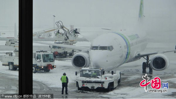 Flights are delayed and cancelled at south of Paris Orly airport because of the heavy snow. [CFP]