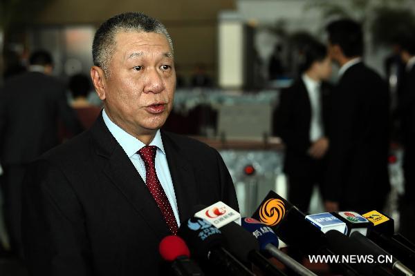 Edmund Ho Hau Wah, former chief executive of the Macao Special Administrative Region and now vice chairman of the National Committee of the Chinese People&apos;s Political Consultative Conference, answers questions from the media after the reception marking the 11th anniversary of Macao&apos;s handover is held in Macao, south China, Dec. 20, 2010. [Xinhua]