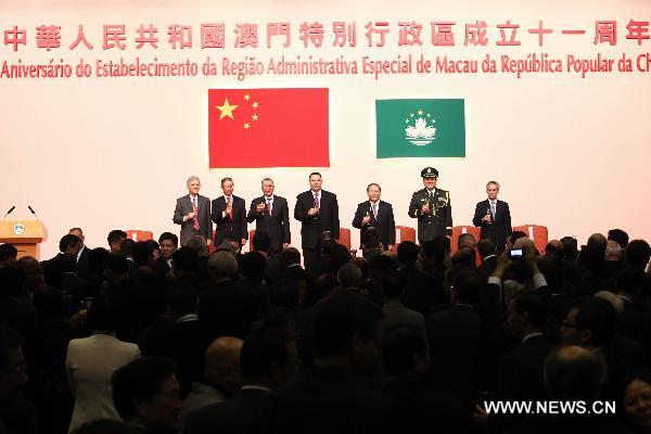  Fernando Chui Sai On(C), chief executive of the Macao Special Administrative Region, gives a toast along with senior officials at the reception marking the 11th anniversary of Macao&apos;s handover in Macao, south China, Dec. 20, 2010. The Macao SAR government held a reception here Monday to celebrate the 11th anniversary of Macao&apos;s return to the motherland. [Xinhua]