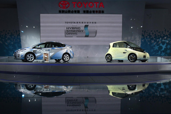 A Toyota Prius plug-in hybrid car (L) and a compact electric FT-EV II concept car are displayed at the Guangzhou Autoshow Dec 20, 2010. Chinese carmakers have been working to introduce their own designs to the country&apos;s auto market, which last year overtook the United States to become the world&apos;s biggest, fuelled by strong consumption and growing consumer affluence. [Agencies]