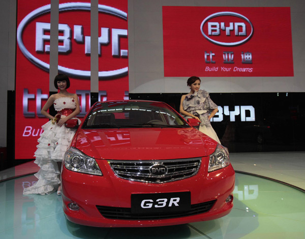  Models pose next to a G3R, a car by Chinese automaker BYD Auto, at the Guangzhou Autoshow Dec 20, 2010. [Agencies]