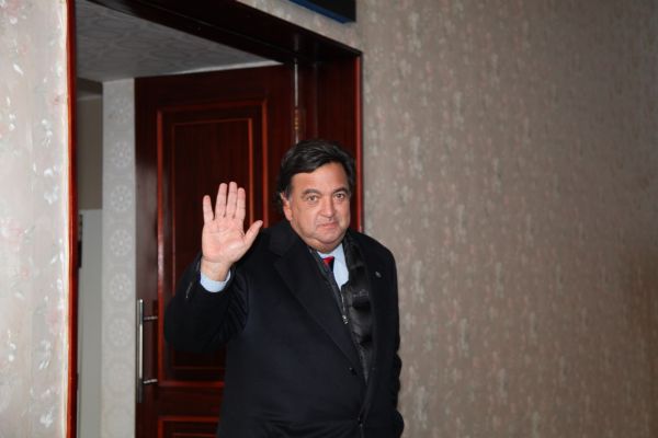 U.S. New Mexico Governor Bill Richardson waves his hand in Pyongyang, capital of the Democratic People's Republic of Korea (DPRK), Dec. 20, 2010. [Gao Haorong/Xinhua]