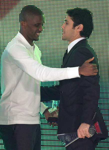 Egyptian national team captain Ahmed Hassan (R) greets Cameroon striker Samuel Eto'o during the annual Confederation of African Football (CAF) awards ceremony in Cairo December 20, 2010. Hassan won the African Player of the Year award Based In Africa and Eto'o won the 2010 African Footballer of the Year award. (Xinhua/Reuters Photo) 