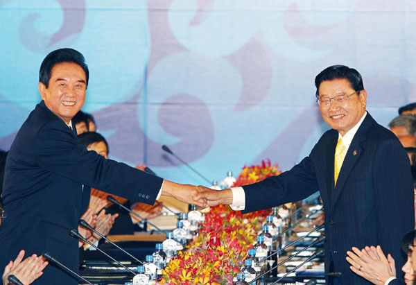 Chairman of the mailand's Association for Relations Across the Taiwan Straits (ARATS) Chen Yunlin (L) shakes hands with Taiwan's Straits Exchange Foundation (SEF) Chairman P.K. Chiang during a cross-Straits meeting in Taipei December 21, 2010. 