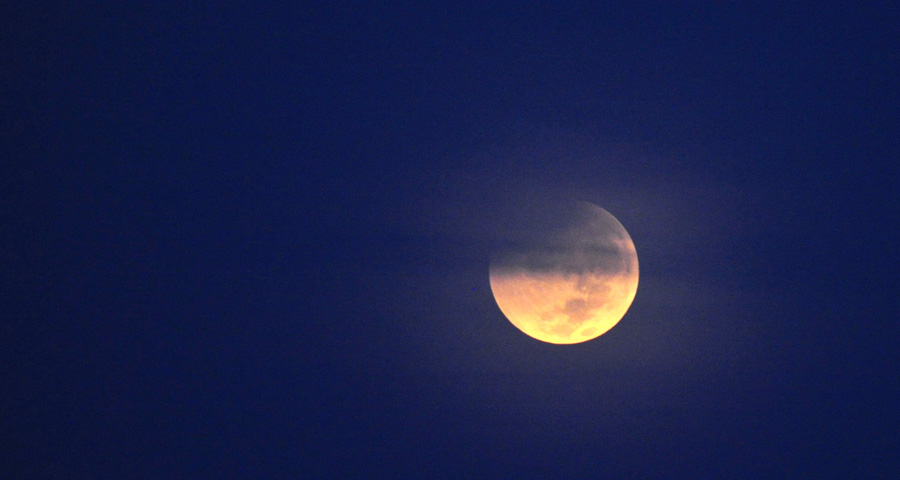 A partial lunar eclipse is seen in Conakry, Guinea, Dec. 21, 2010. [Xinhua] 