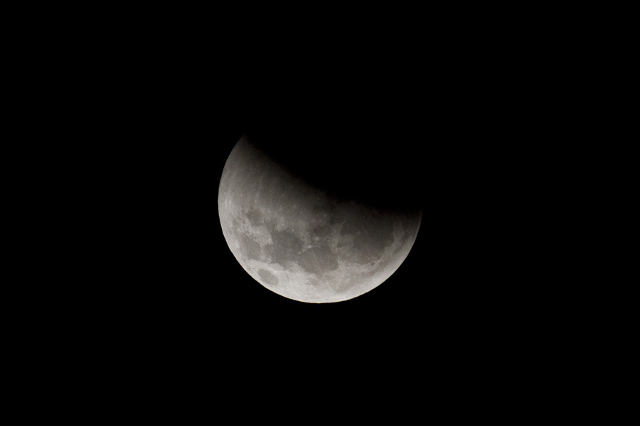 The Moon is partially eclipsed at 0159 a.m. EST (0659 GMT) in Great Falls, Virginia just outside Washington December 21, 2010 during a lunar eclipse. During the eclipse, the Earth lined up directly between the Sun and the Moon, casting Earth&apos;s shadow over the Moon. [Xinhua]