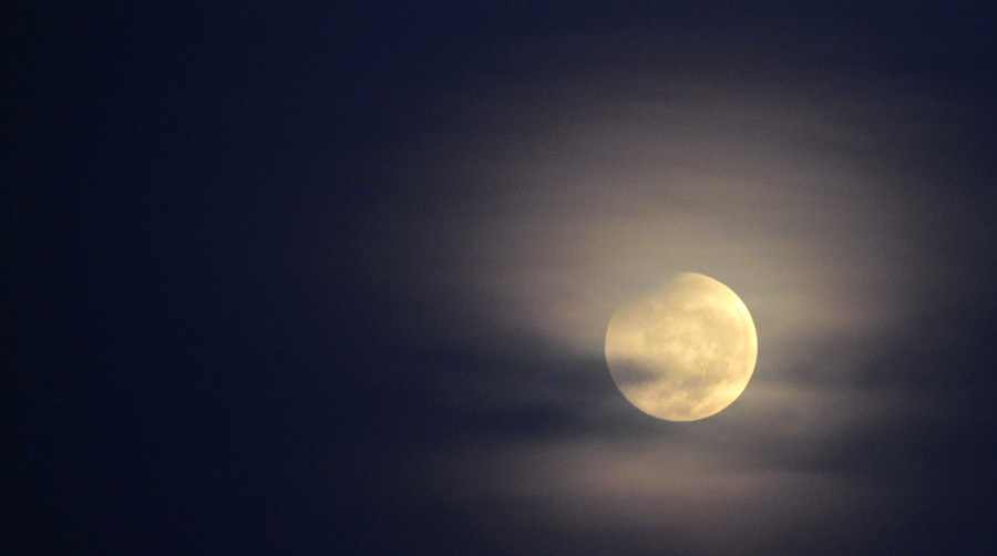 A partial lunar eclipse is seen in Conakry, Guinea, Dec. 21, 2010. During the eclipse, the Earth lined up directly between the Sun and the Moon, casting Earth&apos;s shadow over the Moon. [Xinhua]