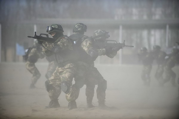 Members of Ningxia Armed Police Unit go through a drill at the opening ceremony of its recruit training in Ningxia Hui autonomous region on Dec 21, 2010. More than 1,000 recruits watched the drill. [Xinhua] 