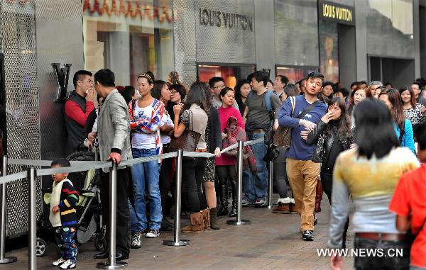 Shoppers queue at Harbour City, a shopping center in Tsim Sha Tui, south China&apos;s Hong Kong, Dec. 21, 2010. [Xinhua] 