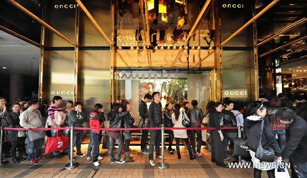 Shoppers queue at Harbour City, a shopping center in Tsim Sha Tui, south China&apos;s Hong Kong, Dec. 21, 2010. [Xinhua] 
