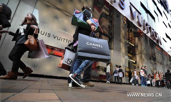 Shoppers walk at Harbour City, a shopping center in Tsim Sha Tui, south China&apos;s Hong Kong, Dec. 21, 2010. [Xinhua] 