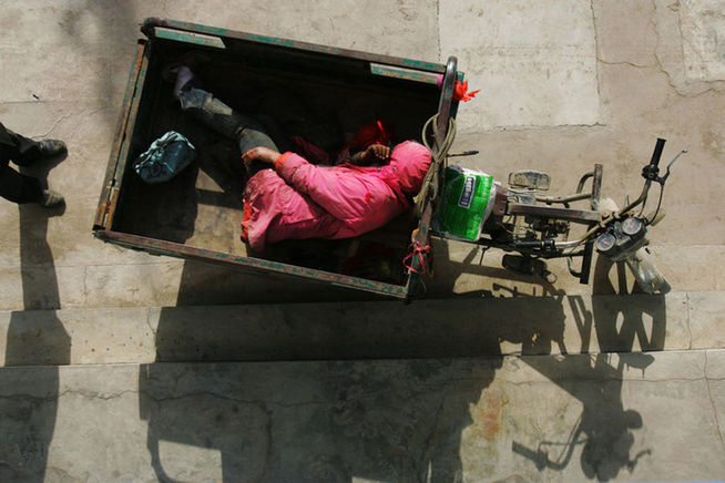 Mentally disabled Liu Xiaoping is seen fall asleep on December 19, 2010 in Gaoling county, Shaanxi Province of China. Liu was rescued by policemen from a illegal factory in Toksun county of Northwestern China&apos;s Xinjiang Uygur Autonomous Region. [Agencies] 