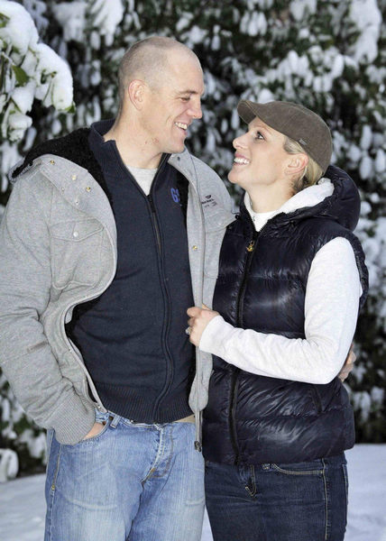 Zara Phillips and her fiance Mike Tindall pose for photographs at their home in Gloucestershire, southwest England Dec 21, 2010. [China Daily/Agencies]