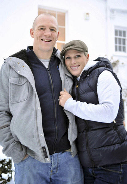 Zara Phillips and her fiance Mike Tindall pose for photographs at their home in Gloucestershire, southwest England Dec 21, 2010. [China Daily/Agencies]