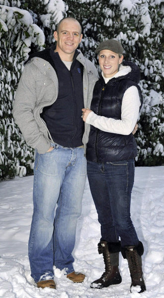 Zara Phillips and her fiance Mike Tindall pose for photographs at their home in Gloucestershire, southwest England Dec 21, 2010. [China Daily/Agencies]