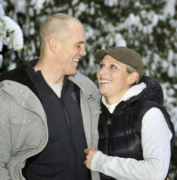 Zara Phillips and her fiance Mike Tindall pose for photographs at their home in Gloucestershire, southwest England Dec 21, 2010. [China Daily/Agencies]