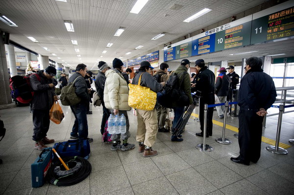 Passengers and staff for reconstruction work line up to board ships at Incheon Port in the Republic of Korea (ROK) Tuesday morning. The ROK reopened the sea route from the port to Yeonpyeong Island, where the ROK conducted an hour-long live-fire artillery drill on Monday afternoon. [Xinhua]