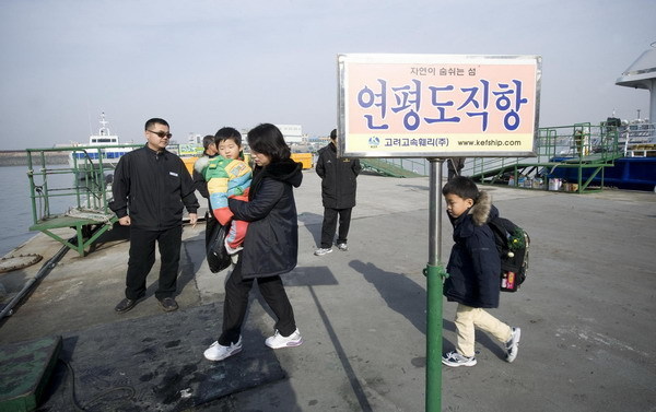 Residents start to board a ship bound for Yeonpyeong Island in the Republic of Korea (ROK) Tuesday morning. [Xinhua]