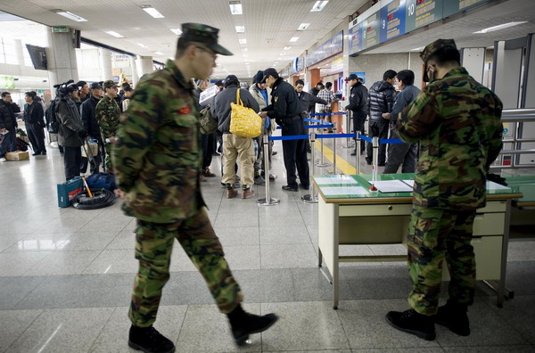 Residents start to board a ship bound for Yeonpyeong Island in the Republic of Korea (ROK) Tuesday morning. [Xinhua]