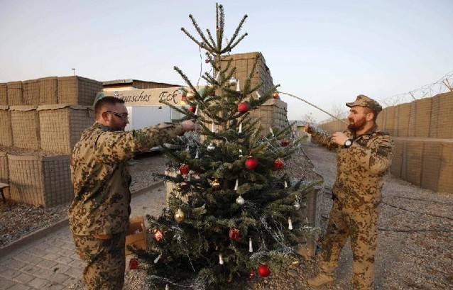 German Bundeswehr army soldiers with the 2nd paratroop company 373 decorate a fir tree imported from Germany for Christmas eve in the army camp in Kunduz, northern Afghanistan, Dec 16, 2010. [China Daily/Agencies] 