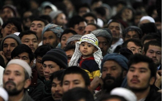 Afghans listen to Afghan President Hamid Karzai speak at a mosque during an Ashura procession in Kabul Dec 16, 2010. Ashura, the most important day in the Shi&apos;ite calendar, commemorates the death of Imam Hussein, grandson of the Prophet Mohammad, in the 7th century battle of Kerbala. [China Daily/Agencies] 