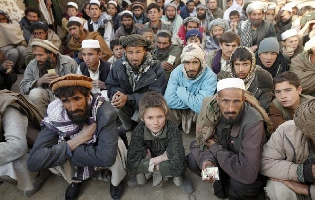 Afghan man waits for the distribution of food by German humanitarian organization &apos;KinderBerg International&apos; to Afghan local residents in downtown Kunduz Dec 14, 2010. [China Daily/Agencies]